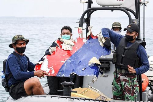 Máy bay Indonesia vỡ vụn khi va chạm mặt biển