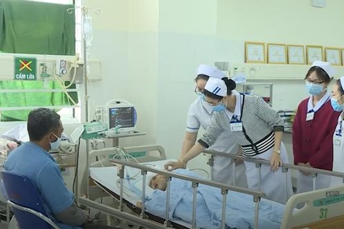 Sức khỏe bé trai 5 tuổi bị cha chém rách mặt giờ ra sao?