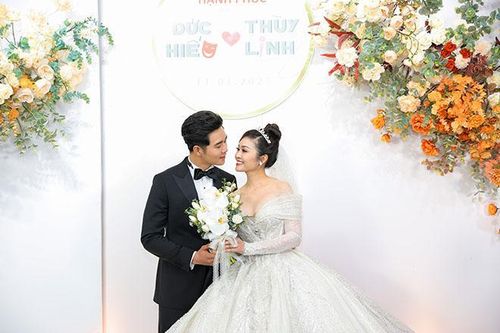 MC Thùy Linh rạng ngời hạnh phúc sánh đôi chú rể Đức Hiếu trong tiệc cưới