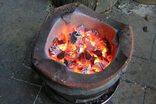 Đốt than sưởi ấm trong ngày đông: Cảnh giác với làn khói 'tử thần'