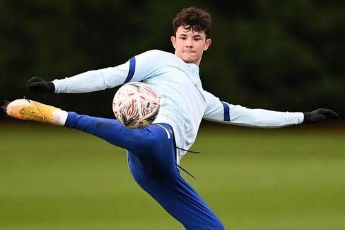 'Thần đồng' 17 tuổi Thái Lan được Chelsea trọng thưởng