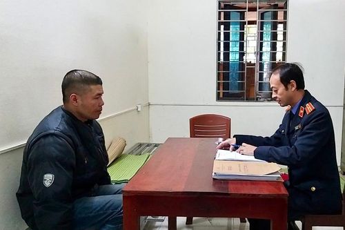 Bé gái bị bố đẻ nghiện ma túy hành hạ dã man