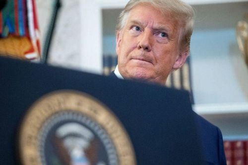 Twitter, Facebook khóa tài khoản của ông Trump, giá cổ phiếu lao dốc