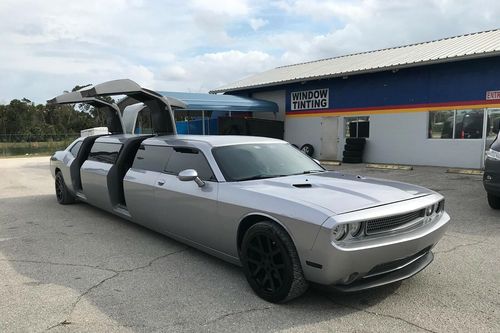 Dodge Challenger limousine hàng hiếm được rao bán với giá 32.500 USD