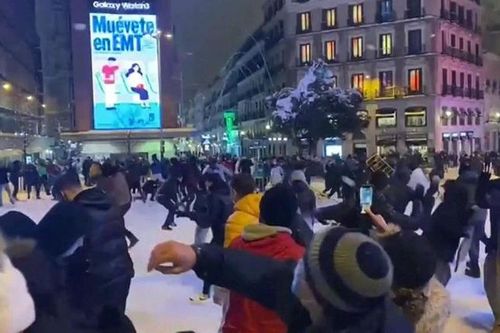 Người dân Madrid đổ ra đường vui chơi dưới trận tuyết kỷ lục