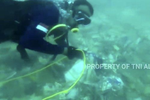 Tìm thấy hộp đen máy bay Indonesia rơi ở biển Java