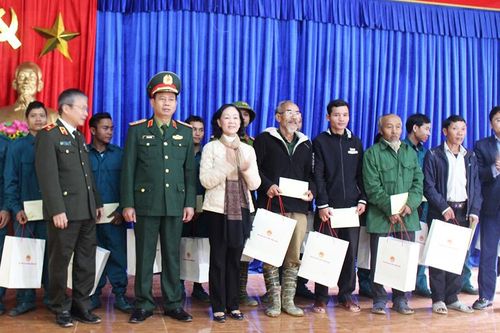 Trưởng Ban Dân vận Trung ương Trương Thị Mai thăm, tặng quà người dân Trà Leng