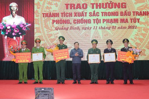 Khen thưởng chiến công triệt phá vụ vận chuyển ma túy từ Lào về Việt Nam