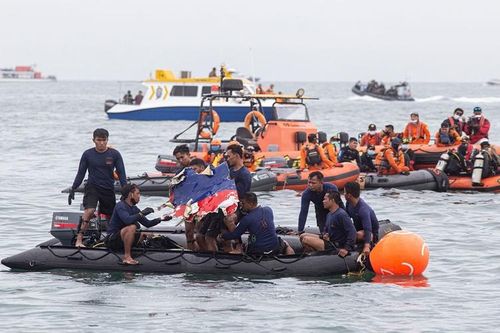 Indonesia tìm thấy một hộp đen của máy bay gặp nạn