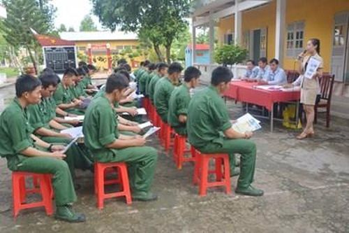 'QUÀ SINH KẾ' CHO CHIẾN SĨ XUẤT NGŨ
