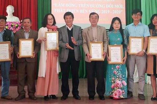 Trao giải thưởng VHNT 'Lâm Đồng trên đường đổi mới, phát triển bền vững'