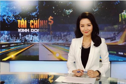 Gu thời trang nữ tính của nữ BTV từng bị cắt sóng vì mặt quá trẻ