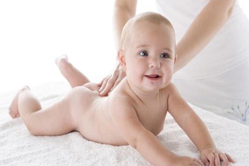 Cách giữ ấm và chế độ ăn uống cho trẻ nhỏ vào mùa đông