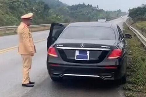 Tài xế Mercedes dán kín biển số để 'né' phạt nguội trên cao tốc
