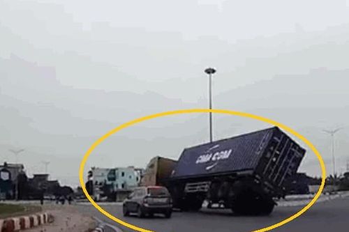 Cố vượt ô tô con, container bị lật kéo lê giữa đường