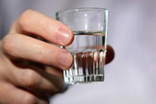 Người đàn ông 70 tuổi ngộ độc nặng do uống nhầm tinh dầu quế