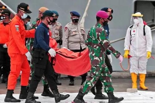 Tìm thấy hộp đen máy bay Indonesia chở 62 người rơi xuống biển