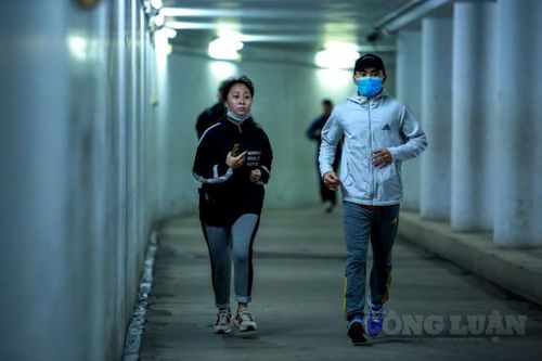 Người dân Hà Nội chui xuống 'lòng đất' để tập thể dục trong những ngày rét đậm