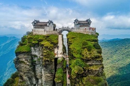 Những ngôi chùa cổ nằm giữa tầng mây
