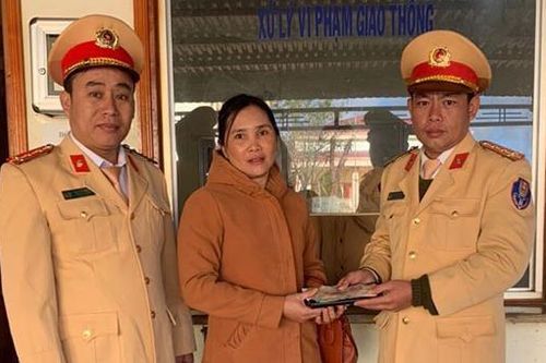 Cảnh sát giao thông trả lại người đánh rơi gần 18 triệu đồng