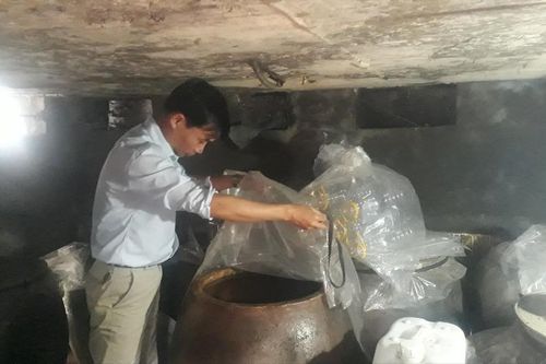 Rượu quê dán nhãn vào siêu thị