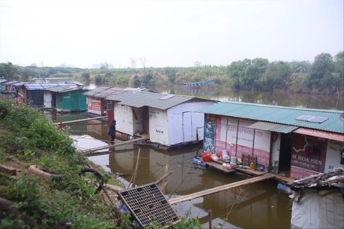 Xóm nổi ven sông Hồng trong giá buốt