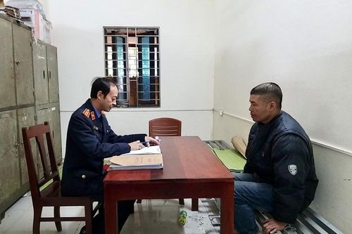 Khởi tố ông bố nghiện ngập, đánh đập, cắt nham nhở tóc con gái tại Bắc Ninh