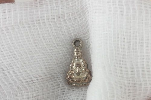 Lấy thành công mặt dây chuyền nằm trong 'vùng kín' bé gái 5 tuổi