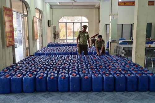 Thị trường 12/1: Bắt hơn 8000 lít rượu lậu, vé xe khách dịp Tết tăng 40-60%