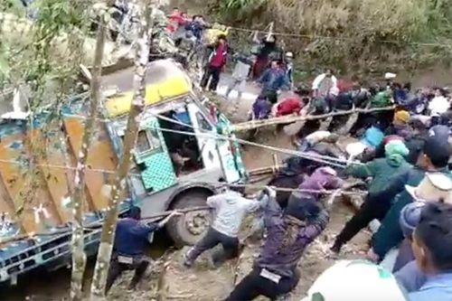 Dân làng huy động hàng trăm người dùng tay kéo xe tải lên khỏi hẻm núi