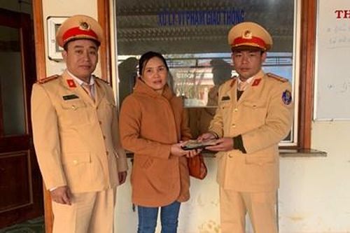 Cảnh sát Giao thông trao trả tài sản cho người dân bị đánh rơi