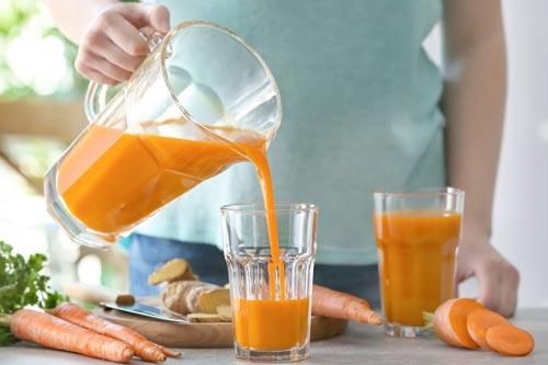 Lưu ý khi uống nước ép cà rốt để tránh gây hại