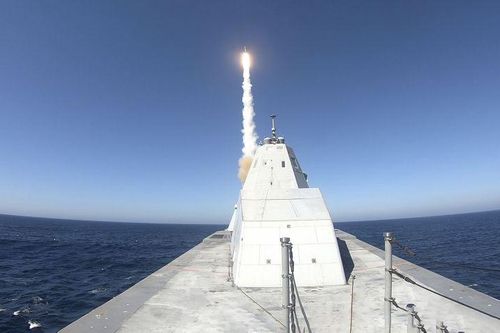 Hải quân Mỹ trang bị cho tàu khu trục Zumwalt vũ khí tấn công nhanh thông thường