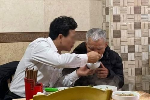 Cảm động chàng trai giữ lời hứa, hơn 10 năm chăm sóc bố mẹ bạn gái đã khuất