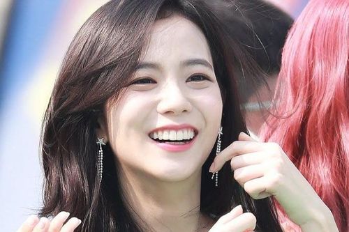 Biểu cảm đáng yêu của BLACKPINK khi nghe nhạc MAMAMOO và TWICE