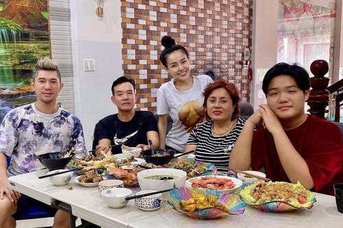 Chụp ảnh cùng gia đình nhưng Ngân 98 lại có hành động phản cảm này