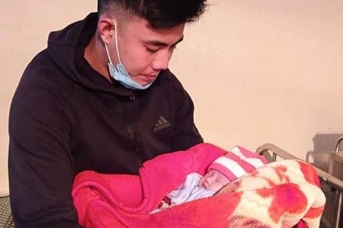 Xót xa bé sơ sinh 10 ngày tuổi bị bỏ bên vệ đường giữa đêm lạnh giá