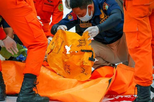Indonesia trục vớt thành công hộp đen của máy bay gặp nạn, nguyên nhân tai nạn sắp được giải đáp