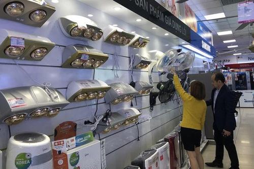 Hà Nội lạnh đợt 3 khiến các loại bóng sưởi 'cháy' hàng, nhân viên lắp đặt làm việc hết công suất