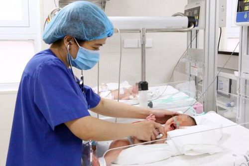 Bé bị tắc tá tràng từ khi còn nằm trong bụng mẹ