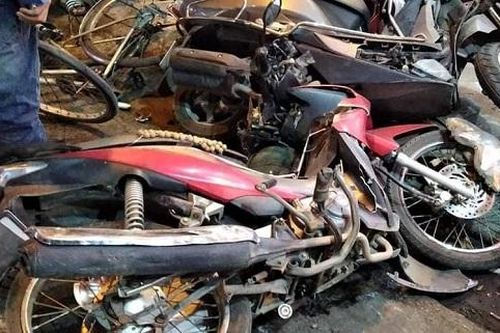Hà Nội: Xe Fortuner mất lái, tông hàng loạt xe máy trên phố