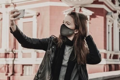 Chiếc khẩu trang đóng vai trò như một tai nghe Bluetooth