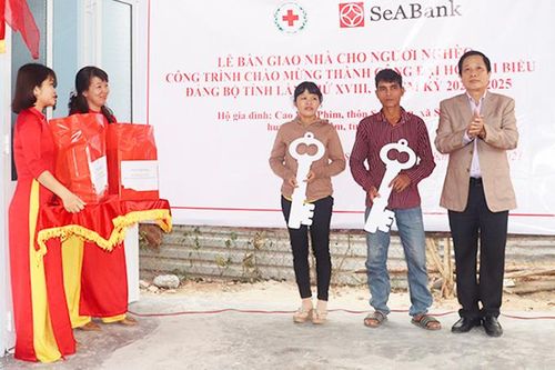 Bàn giao 10 căn nhà cho người nghèo ở xã Suối Cát