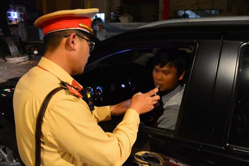 Phạt trên 100 triệu đồng 3 tài xế uống rượu bia, không chấp hành kiểm tra nồng độ cồn