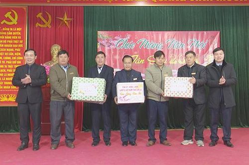 Đồng chí Giám đốc Công an tỉnh thăm, chúc Tết tại huyện Vân Hồ