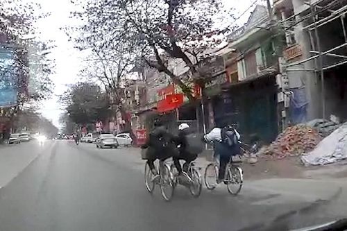 Học sinh đi xe đạp hàng 3, kéo nhau trên đường gây mất an toàn giao thông