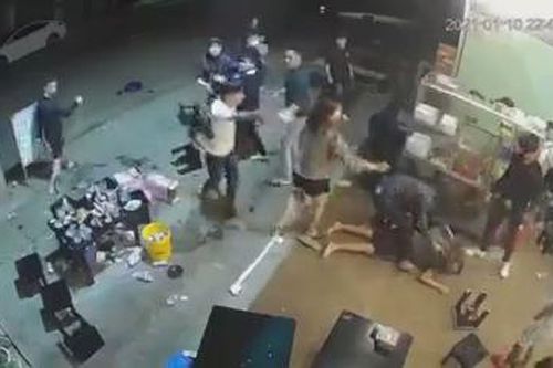 Tạm giữ 6 đối tượng đánh người dã man tại quán nhậu