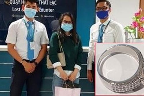 Nhận lại nhẫn kim cương sau 3 ngày đánh rơi trên máy bay