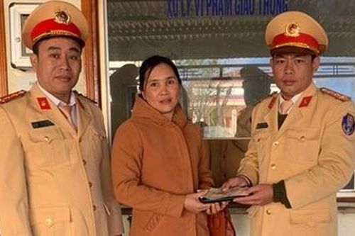 CSGT tuần tra nhặt được gần 18 triệu đồng tìm trả người đánh rơi