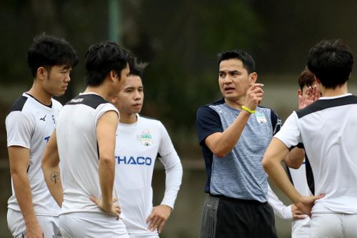 HLV Kiatisak đau đầu vá hàng thủ kém nhất V-League của HAGL